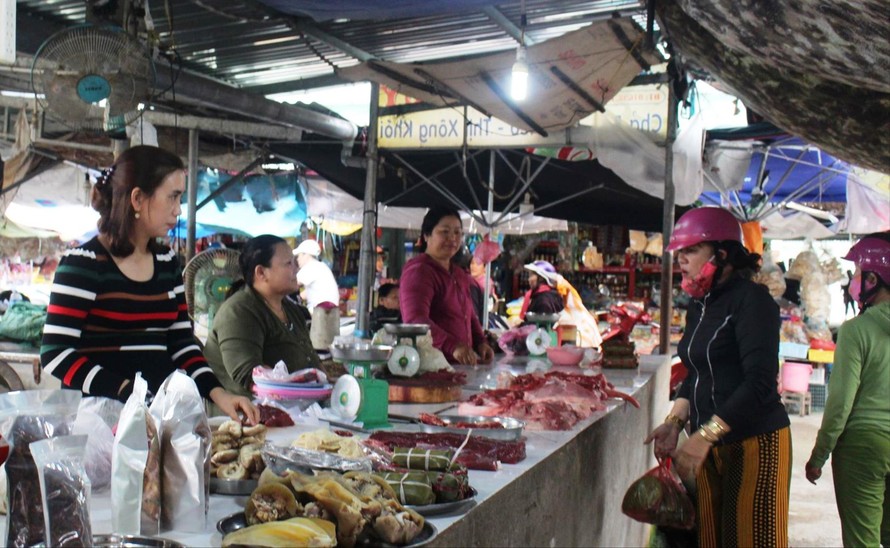 Nhiều tiểu thương chợ Vườn Lài (phường An Sơn, TP. Tam Kỳ, Quảng Nam) tham gia chơi hụi bàng hoàng khi biết bà A. mất khả năng chi trả Ảnh: H.V 