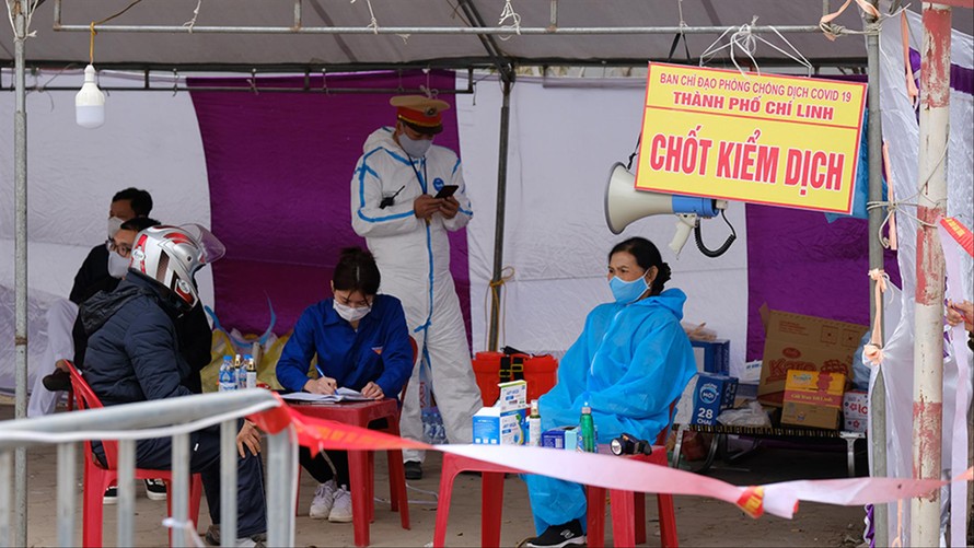 Người dân khai báo y tế tại một chốt kiểm dịch ở Chí Linh. Ảnh: Hoàng Mạnh Thắng.