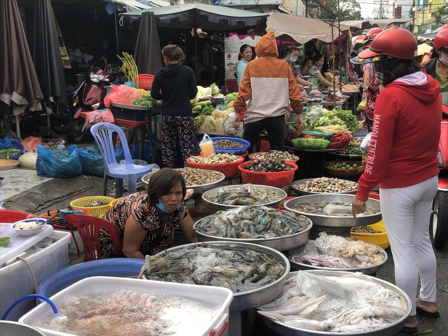 Chợ dân sinh tại TPHCM tấp nập sau kỳ nghỉ Tết Nguyên đán ảnh: U.P 