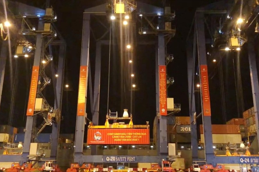 Container đầu tiên thông quan cảng Tân Cảng - Cát Lái đêm 30 Tết ảnh: T.C