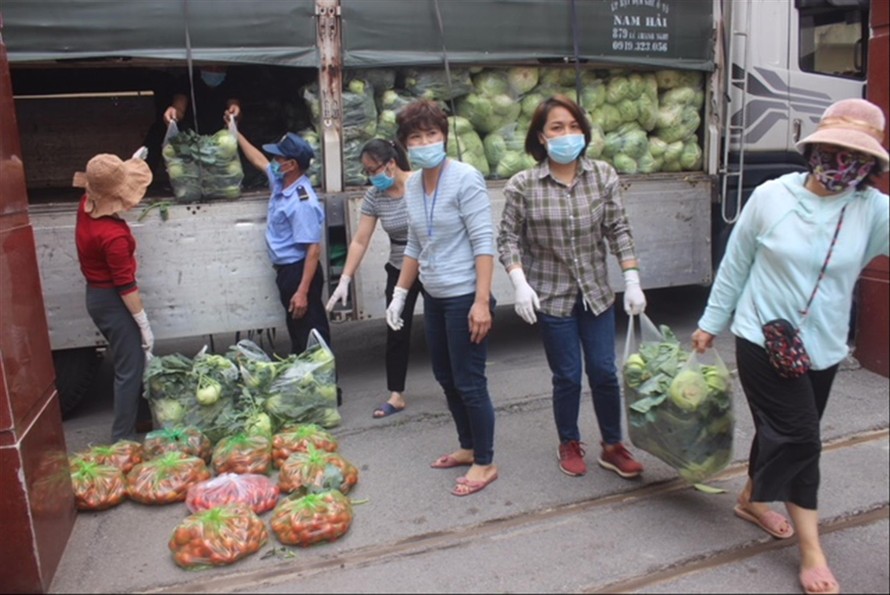 Ảnh: Người dân hỗ trợ tiêu thụ nông sản cho nông dân Mê Linh 