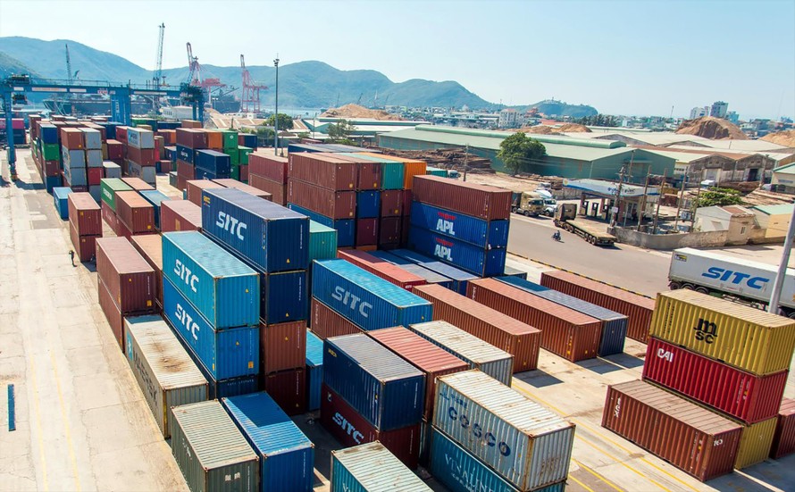 Bốc xếp hàng hóa xuất/nhập khẩu bằng container tại cảng Quy Nhơn (Bình Định). Ảnh: QK