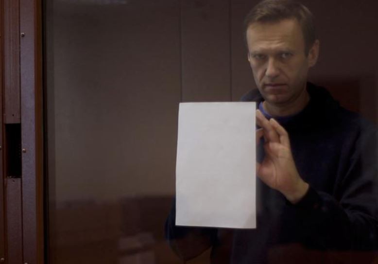 Alexei Navalny, bị cáo buộc vu khống một cựu chiến binh Nga trong Thế chiến hai, tại một phiên tòa ở Mátxcơva ngày 16/2Ảnh: Reuters