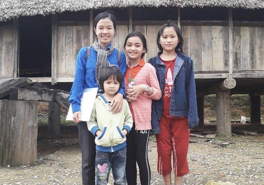 Bùi Thị Nguyệt cùng các em nhỏ ở mảnh đất Kon Tum