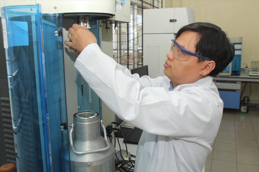 TS Đoàn Lê Hoàng Tân là một trong những nhà khoa học trẻ tiên phong trên lĩnh vực nghiên cứu vật liệu cấu trúc nano ẢNH: NGÔ TÙNG