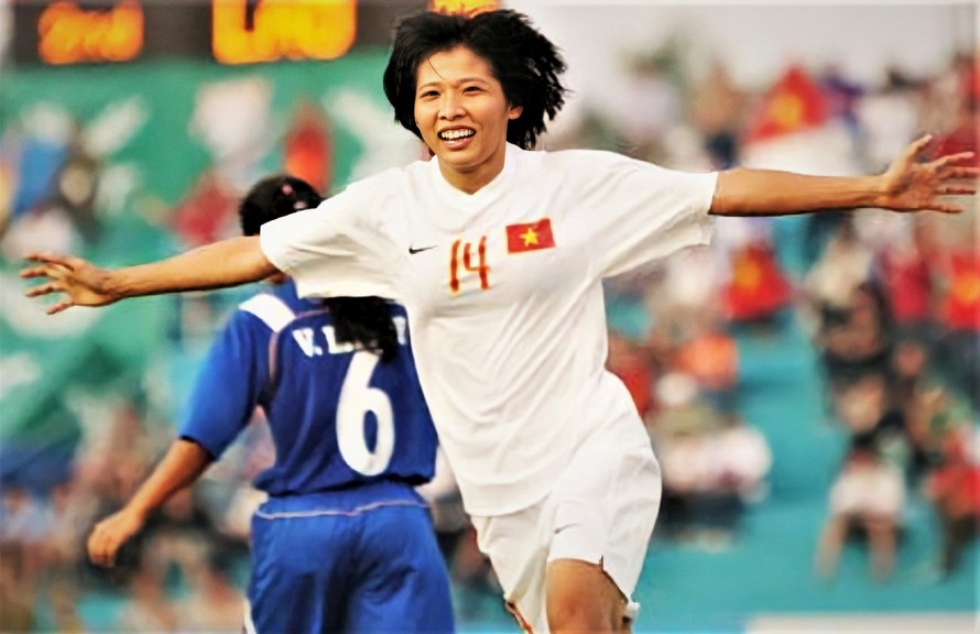 Đội trưởng Kim Chi cùng bóng đá nữ Việt Nam 4 lần vô địch SEA Games. Ảnh: Nhân vật cung cấp