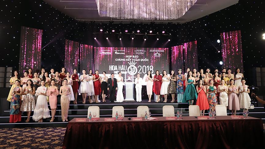 43 thí sinh HHVN 2018 rạng rỡ trong buổi họp báo vòng chung kết. Ảnh: Hoàng Mạnh Thắng