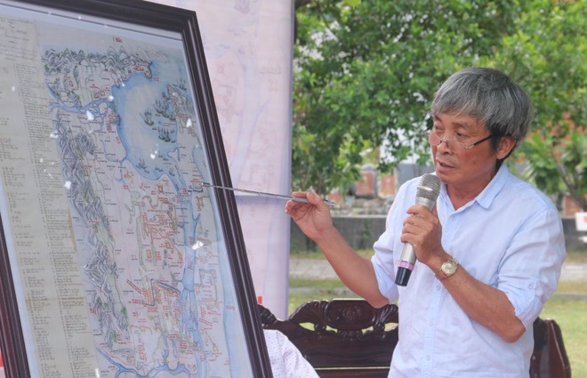 Nhà nghiên cứu Hồ Trung Tú bên tấm bản đồ chiến sự Đà Nẵng 160 năm về trước. Ảnh: Nguyễn Thành 
