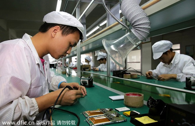 Các loại điện thoại di động, mặt hàng nhập khẩu lớn nhất của Trung Quốc vào Mỹ, sẽ bị ảnh hưởng bởi mức thuế mới. Ảnh: China Daily 