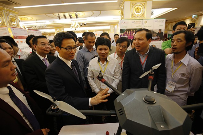 Phó Thủ tướng Vũ Đức Đam tham quan một sản phẩm do startup Việt Nam chế tạo. Ảnh: như ý