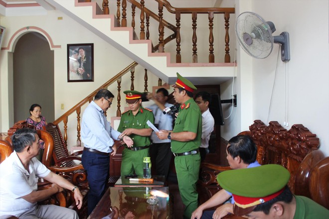 Cơ quan CSĐT Công an Phú Yên đọc lệnh bắt tạm giam đối với bị can Nguyễn Tài. Ảnh: V.T  
