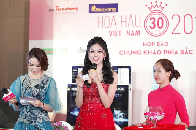 Á hậu Ngô Thanh Thanh Tú dẫn chương trình tại sự kiện họp báo chung khảo phía Bắc Hoa hậu Việt Nam 2018. Ảnh: như ý