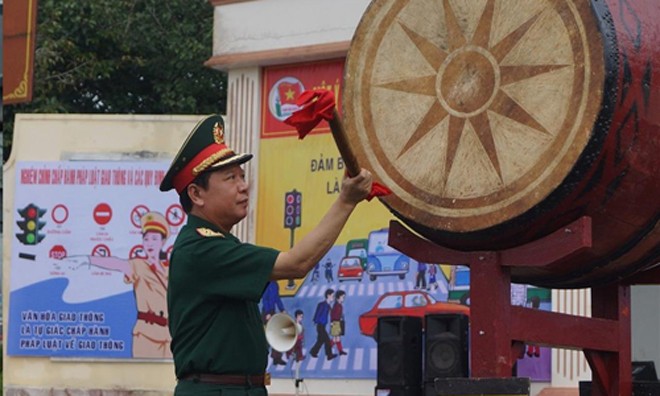 Trung tướng Lê Hiền Vân, Phó chủ nhiệm Tổng cục Chính trị QĐNDVN đánh trống khai mạc ngày hội 