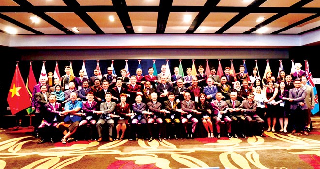 Tổng cục trưởng Nguyễn Văn Cẩn (hàng đầu, bìa trái) chụp ảnh cùng lãnh đạo hải quan các nước tại Hội nghị Tổng cục trưởng Hải quan khu vực châu Á – Thái Bình Dương năm 2018