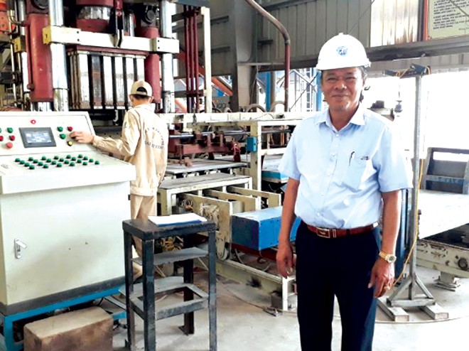Ông Vũ Thanh Tuyền, Chủ tịch Công ty Cổ phần Tập đoàn Thanh Tuyền tại nhà máy sản xuất vật liệu không nung làm từ tro xỉ của nhà máy nhiệt điện 