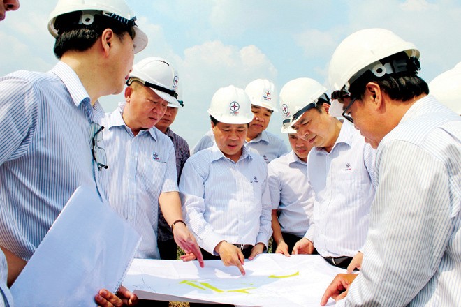 Chủ tịch Hội đồng Thành viên EVNNPT Đặng Phan Tường (hàng đầu, ở giữa) và ban lãnh đạo EVNNPT kiểm tra các dự án truyền tải điện giải phóng công suất Trung tâm Điện lực Vĩnh Tân