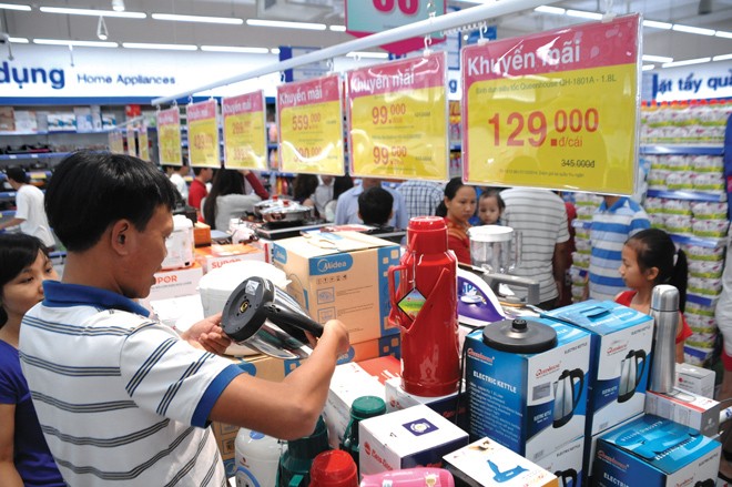 Đông đảo người tiêu dùng chọn mua sắm tại các hệ thống bán lẻ nội địa