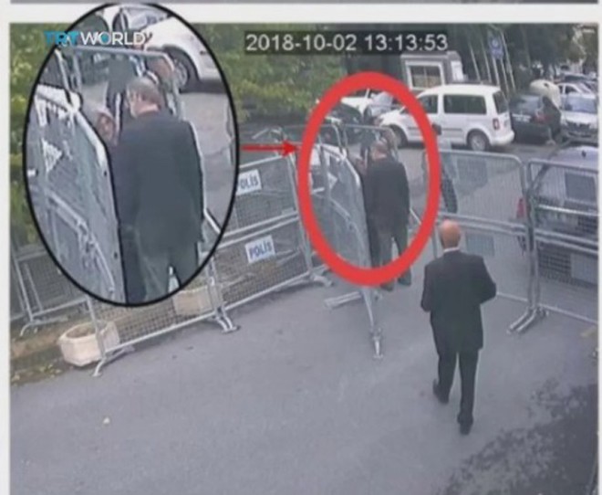 Camera ghi lại được hình ảnh ông Khashoggi nói chuyện với với vợ sắp cưới trước khi bước vào lãnh sự quán Ả rập Xê út tại Istanbul. Ảnh: AP 