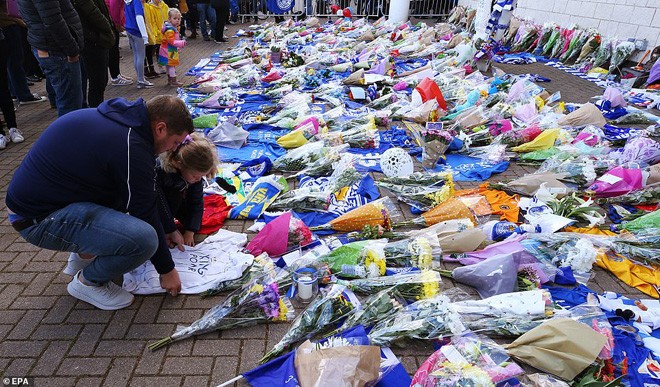 CĐV Leicester City đặt hoa và vật phẩm bên ngoài sân King Power sau khi tai nạn xảy ra 