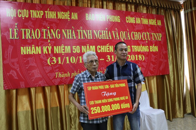 Nhà báo Trần Quang Long, Trưởng Đại diện báo Tiền Phong trao biển tượng trưng 250 triệu đồng xây nhà tình nghĩa cho cựu TNXP