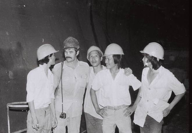 Phóng viên Mạnh Việt (ngoài cùng bên trái)