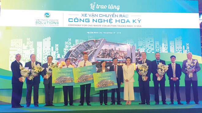 Đại diện TPHCM, Long An, Kiên Giang nhận xe