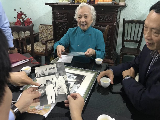 Bà Phan Thị Phúc trao tặng ảnh quý cho Bảo tàng Hồ Chí Minh. Ảnh: Nguyên Khánh 