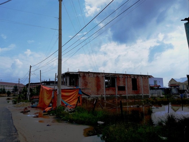 Nhiều loại dây dẫn điện chằng chịt trên mái nhà dân thuộc KDC mới thị trấn Thuận An