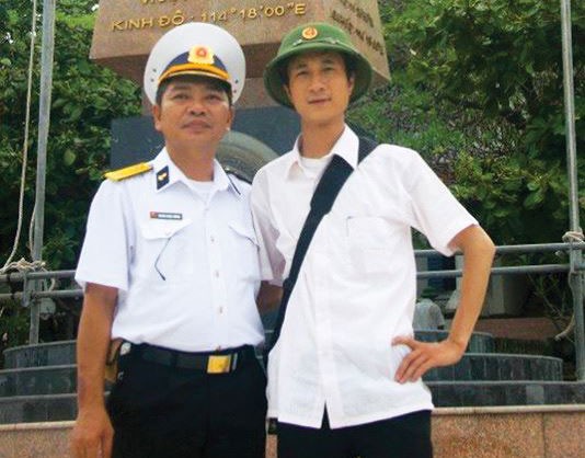 Phóng viên Nguyễn Minh và đại tá Hoàng Ngọc Dương, Trưởng phòng Dân vận, Cục Chính trị Quân chủng Hải quân (nay đã nghỉ hưu) trong một chuyến công tác tại quần đảo Trường Sa, tháng 7/2010 
