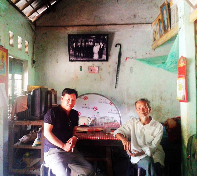 Nhà báo Trần Nguyễn Anh (trái) trong ngôi nhà cũ của thi sĩ Tố Hữu trong chuyến đi viết phóng sự ở Thừa Thiên Huế năm 2016 