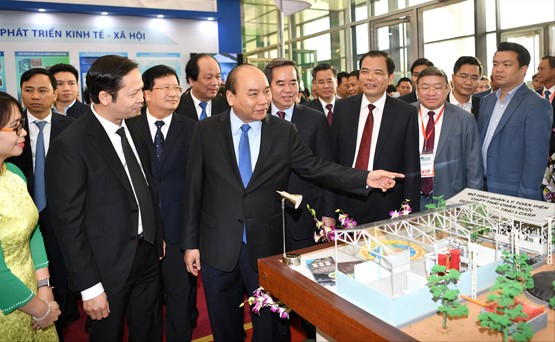Thủ tướng Nguyễn Xuân Phúc thăm các gian hàng tại triển lãm ngày 27/11. Ảnh: Minh Châu 