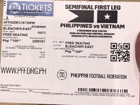 Tấm vé coupon trận bán kết lượt đi giá 100 peso mua tại quầy vé rạp chiếu phim. Tấm vé coupon này sẽ được đổi ra vé thật để vào sân ngày 2/12 tới. Ảnh: N.P 