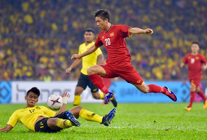Văn Đức trong một pha đi bóng trước các cầu thủ Malaysia trong trận lượt đ.i ảnh: quang trung 