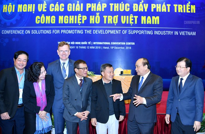 Thủ tướng Nguyễn Xuân Phúc trò chuyện với các đại biểu, các doanh nghiệp tại Hội nghị thúc đẩy phát triển công nghiệp hỗ trợ 