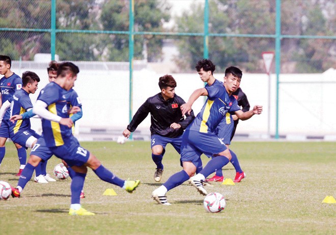 Các cầu thủ Việt Nam tích cực tập luyện những buổi cuối cùng trong chuyến tập huấn tại Qatar, trước khi di chuyển sang UAE tham dự Asian cup ảnh: ĐOÀN NHẬT 