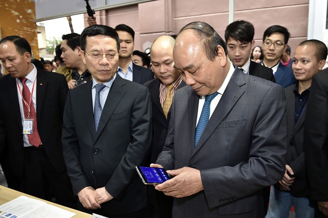 Thủ tướng Nguyễn Xuân Phúc cùng các đại biểu tham quan triển lãm tại hội nghị chiều qua. ảnh: Minh Quyết