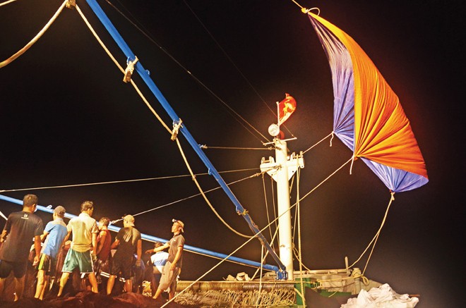 Cánh buồm trên tàu của ngư dân Quảng Nam đang no gió. Ảnh: Văn Chương