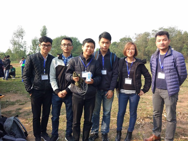 Đội FIMO đến từ trường Đại học Công nghệ - Đại học Quốc gia Hà Nội giới thiệu vệ tinh do các bạn tự chế tạo trong cuộc thi Cansat năm 2017 của Trung tâm Vũ trụ Việt Nam