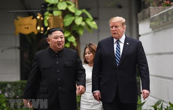 Chủ tịch Triều Tiên Kim Jong - Un và Tổng thống Mỹ Donald Trump tản bộ trong khách sạn Metropole Hà Nội sáng 28/2 Ảnh: TTXVN