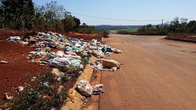 Dân đổ rác bừa bãi bên đại lộ Đông - Tây