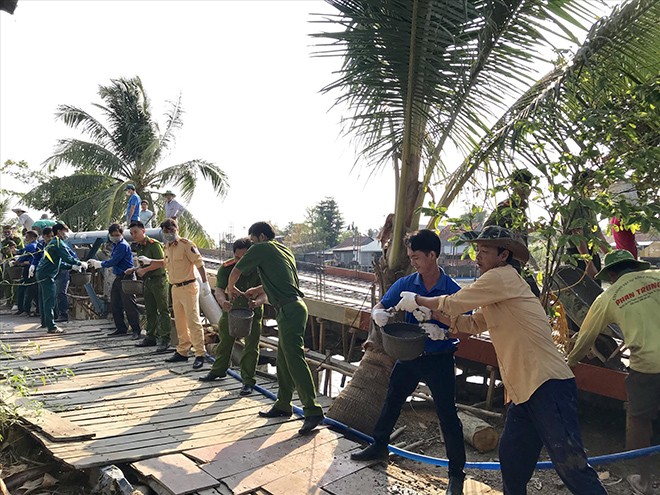 ĐVTN tham gia làm cầu nông thôn ở TP Cần Thơ. Ảnh: CTV 
