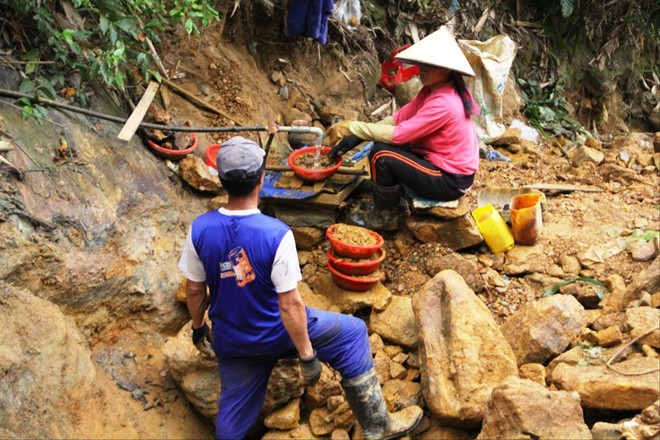 Bất chấp nguy hiểm, nhiều người vẫn liều mình khai thác vàng trái phép tại khu vực mỏ vàng Bồng Miêu 