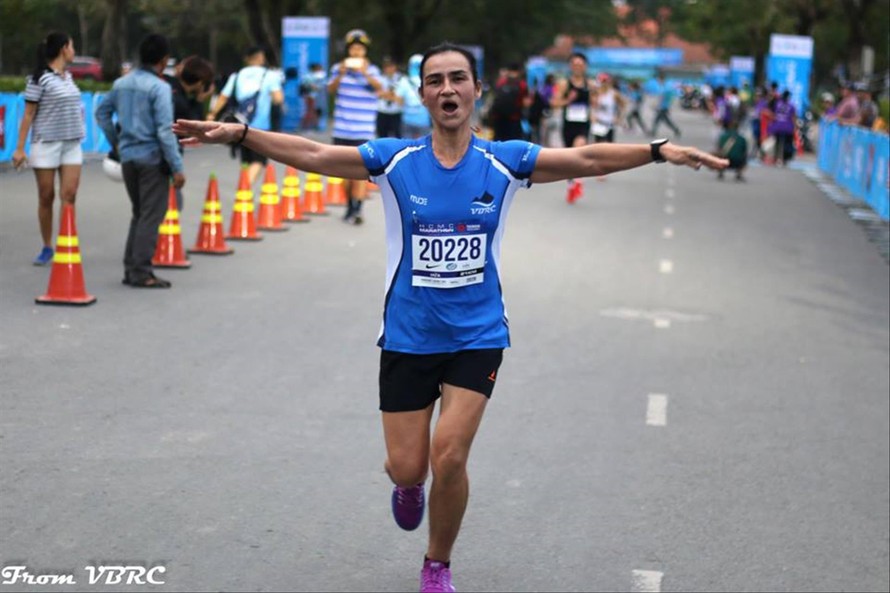 Niềm vui cán đích sau quãng đường hơn 42km chạy bộ của Hứa Thanh Giang. ảnh: VBRC 