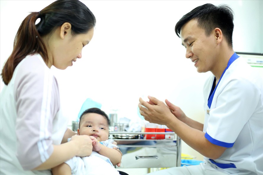 Tiêm vaccine cho trẻ tại TPHCM 