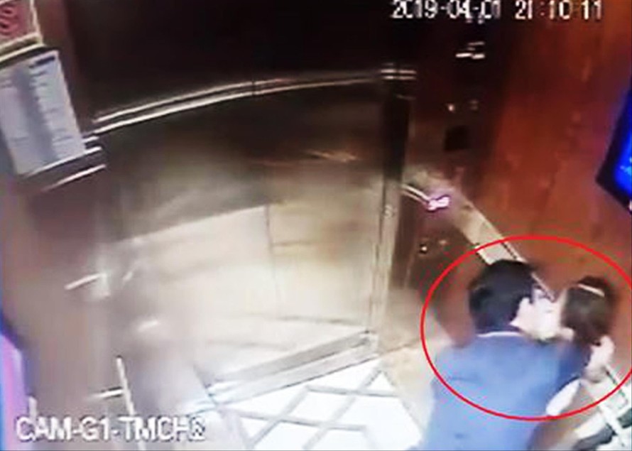 Hình ảnh người đàn ông sàm sỡ bé gái 9 tuổi trong thang máy ở TPHCM Ảnh: Cắt từ clip 