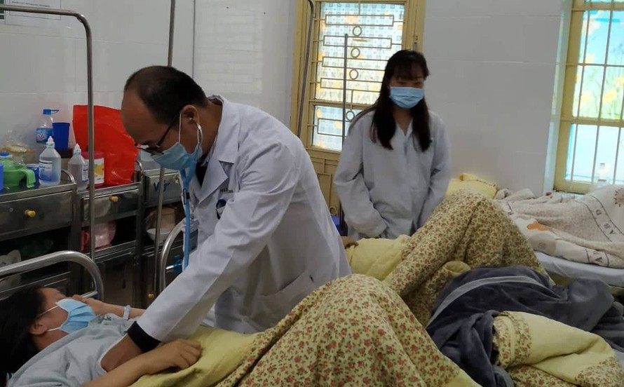 Điều trị bệnh nhân bị cúm ở bệnh viện Thanh Nhàn, Hà Nội ảnh: p.v