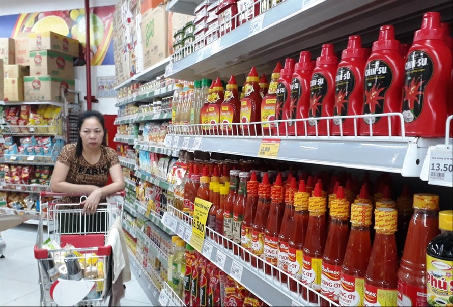 Tương ớt Chin-su được bày bán ở siêu thị Vincom, Hà Nội ảnh: N.T 