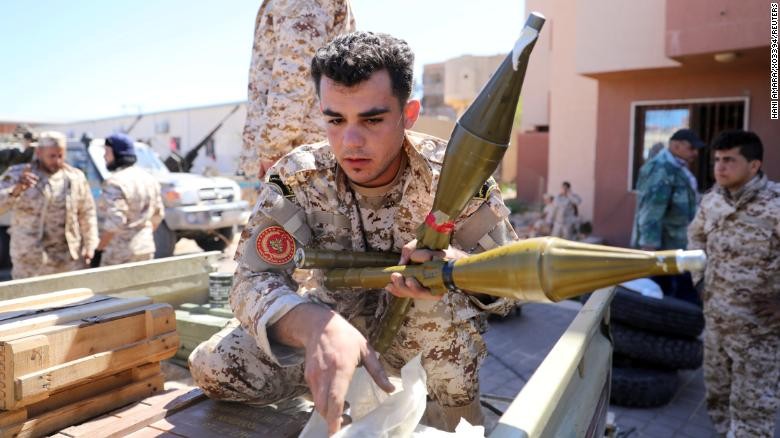 Các lực lượng ủng hộ chính phủ ở Tripoli đang chuẩn bị vũ khí đối đầu với LNA ảnh: CNN 