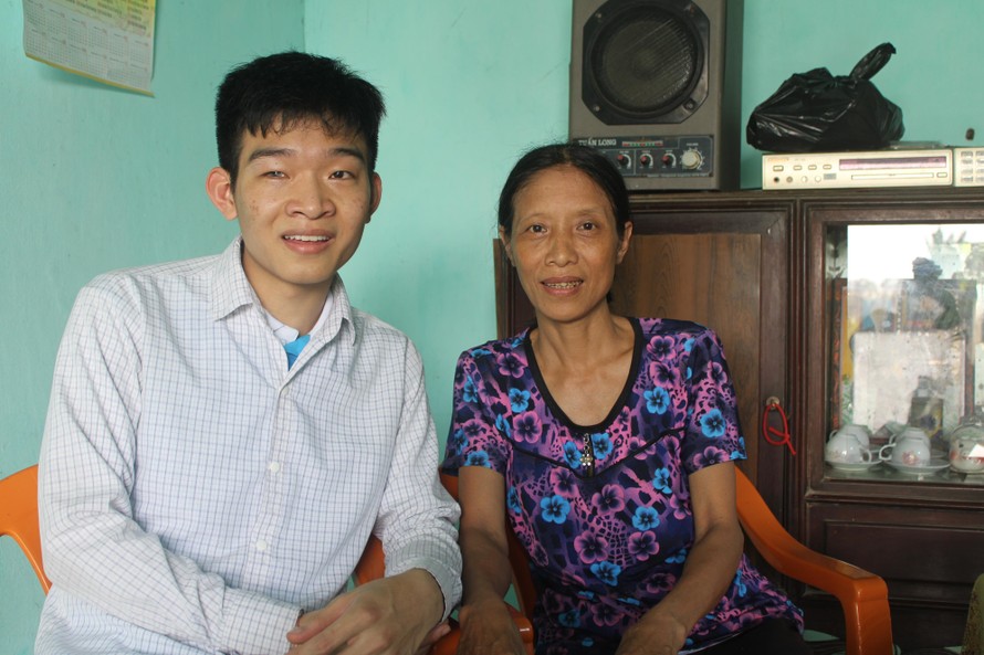 Trần Việt Hoàng hạnh phúc bên mẹ - bà Trần Thị Sen Ảnh: M.T