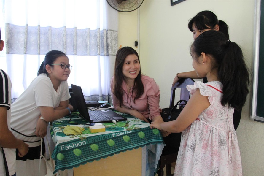 Cô Thùy Loan cùng học sinh trao đổi cách xử lý tình huống trong buổi học kỹ năng chống bạo lực học đường. Ảnh: Thanh Trần